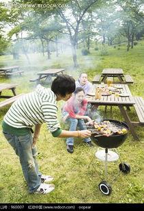 草地男女吃瓜,草地男女共享瓜果时光