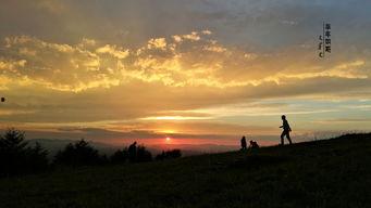 山顶吃瓜赏景图,尽享自然之美