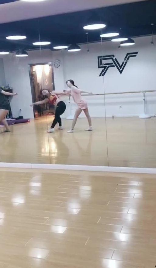 直播跳舞吃瓜视频,直播跳舞吃瓜，尽享视听盛宴