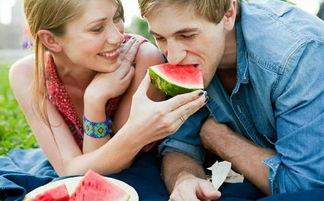 吃瓜肚子疼呕吐,肚子疼呕吐的尴尬经历