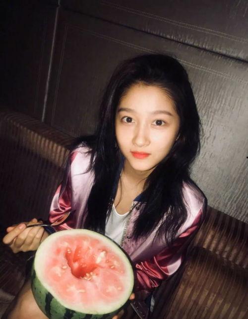 深夜吃瓜明星视频,明星吃瓜视频背后的故事