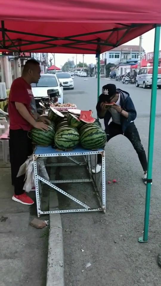 街边吃瓜被抓,一不留神被抓现行