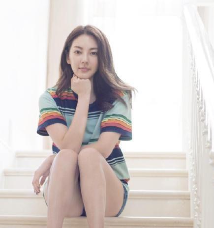 张雨绮拍摄吃瓜,镜头下的美味瞬间