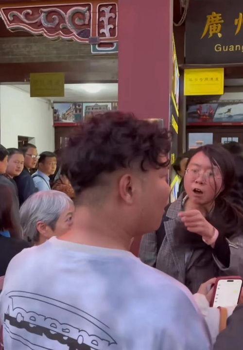 插队母女背后吃瓜